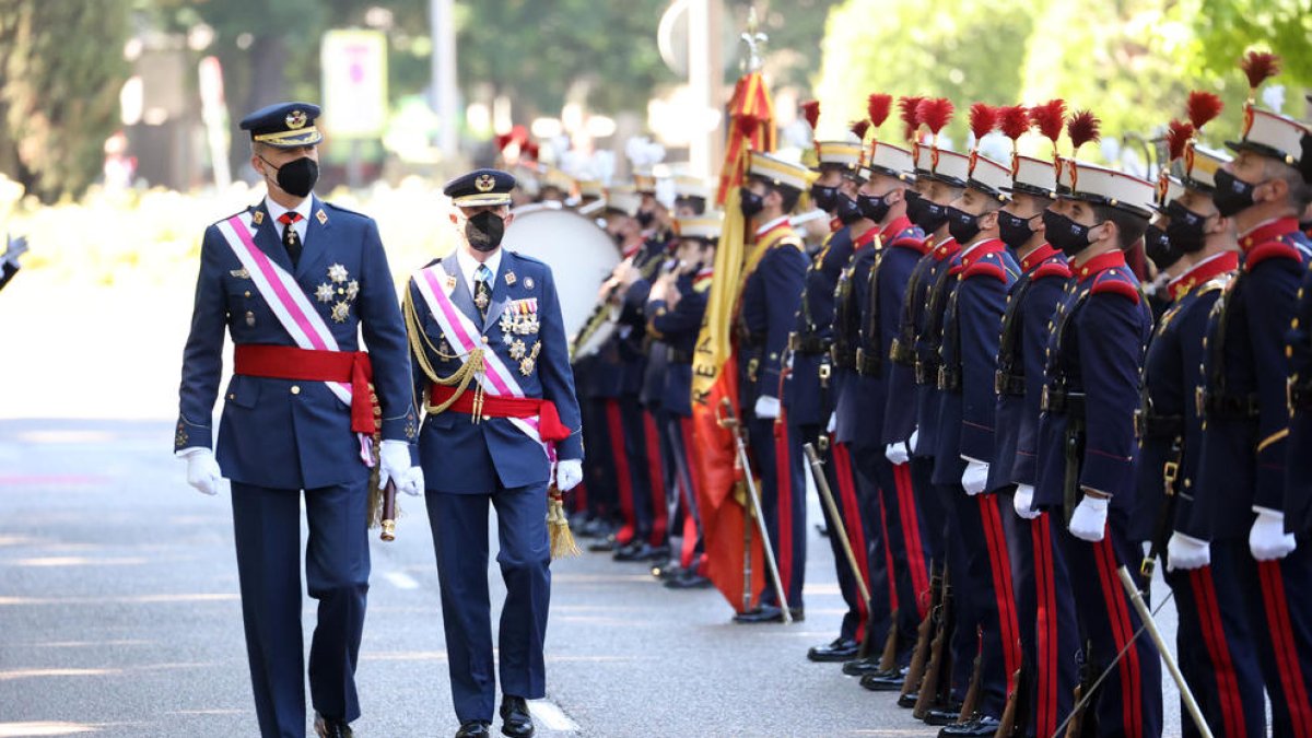 El rei Felip VI passa revista a les tropes durant la celebració del Dia de les Forces Armades.