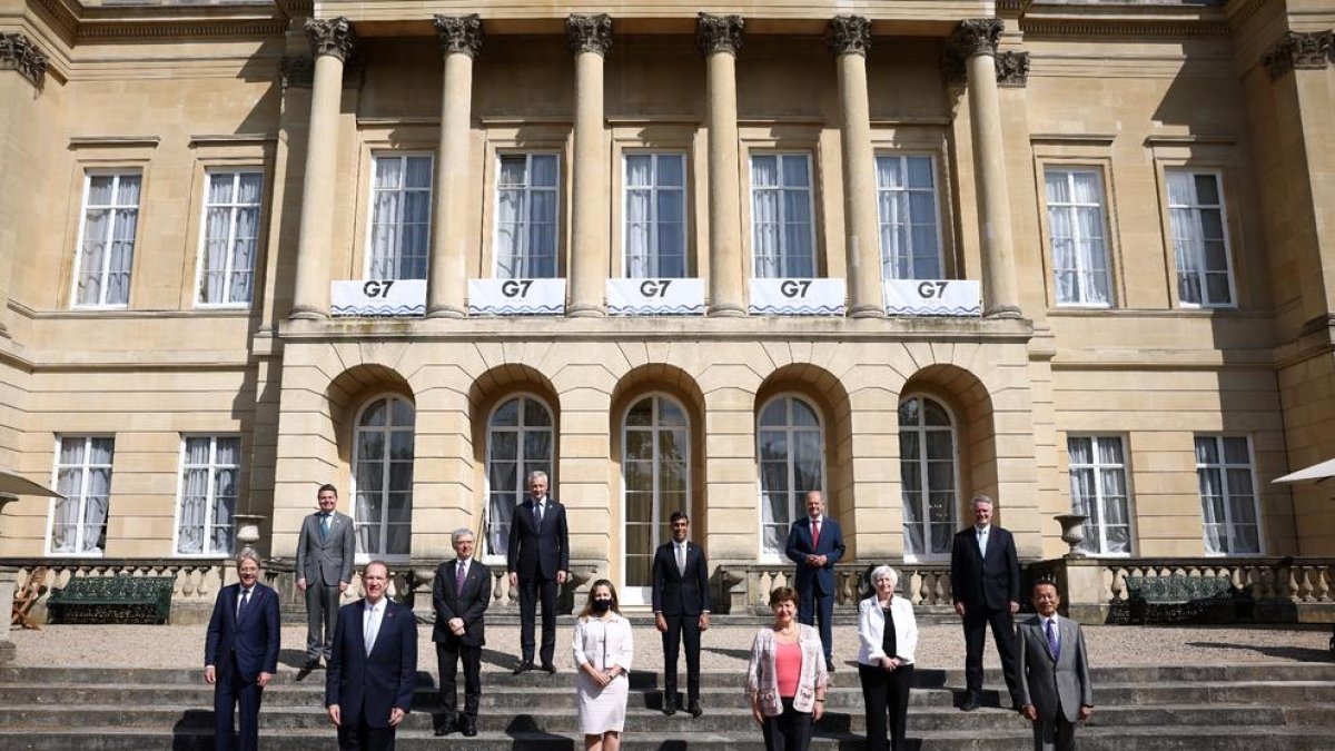 Foto de família dels ministres de Finances dels set països més rics del món (G7), reunits ahir a Londres.