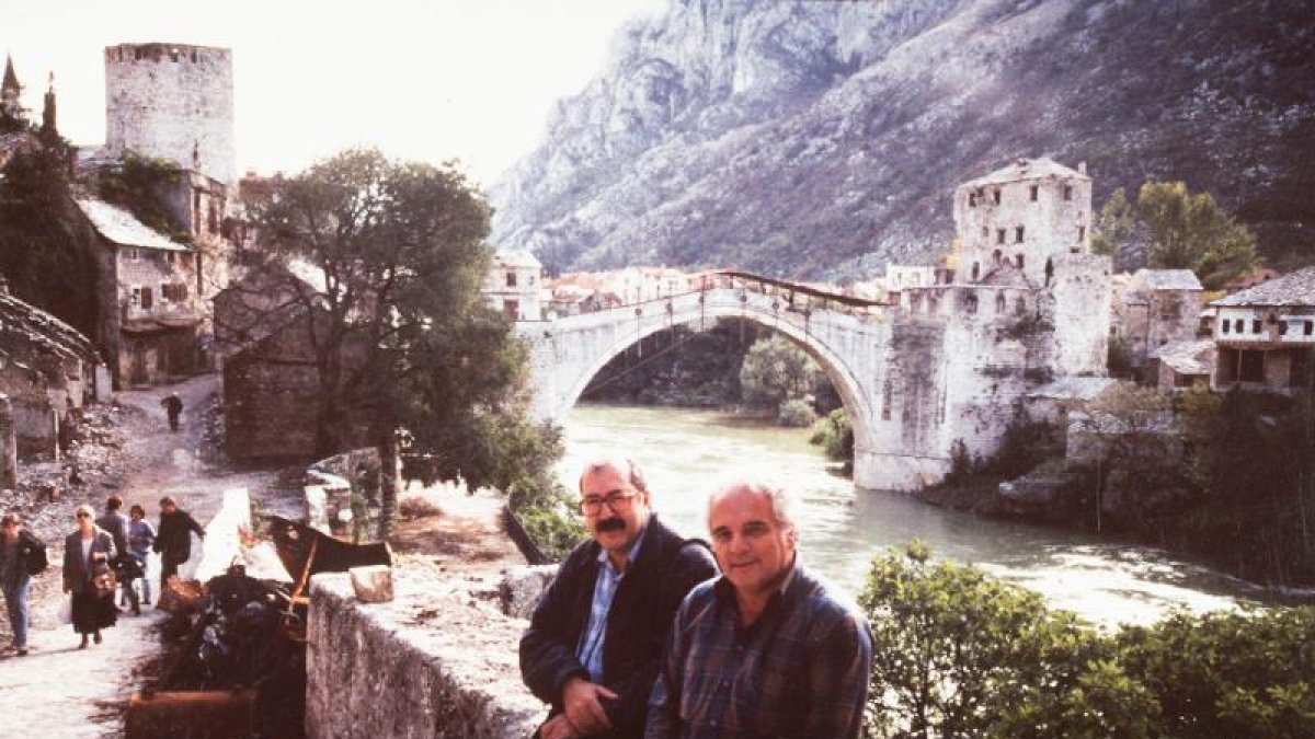 Leguineche con Javier Reverte y el puente de Mostar, al fondo.