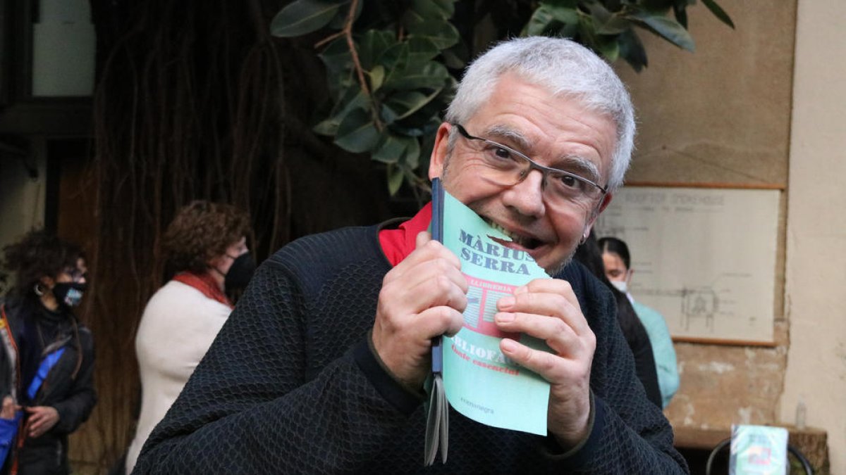 Màrius Serra, comiéndose ayer un ejemplar de su libro.