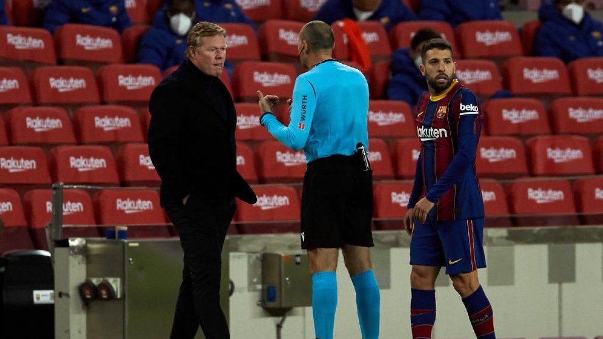 Koeman discute con el árbitro Mateu Lahoz, en presencia de Jordi Alba.