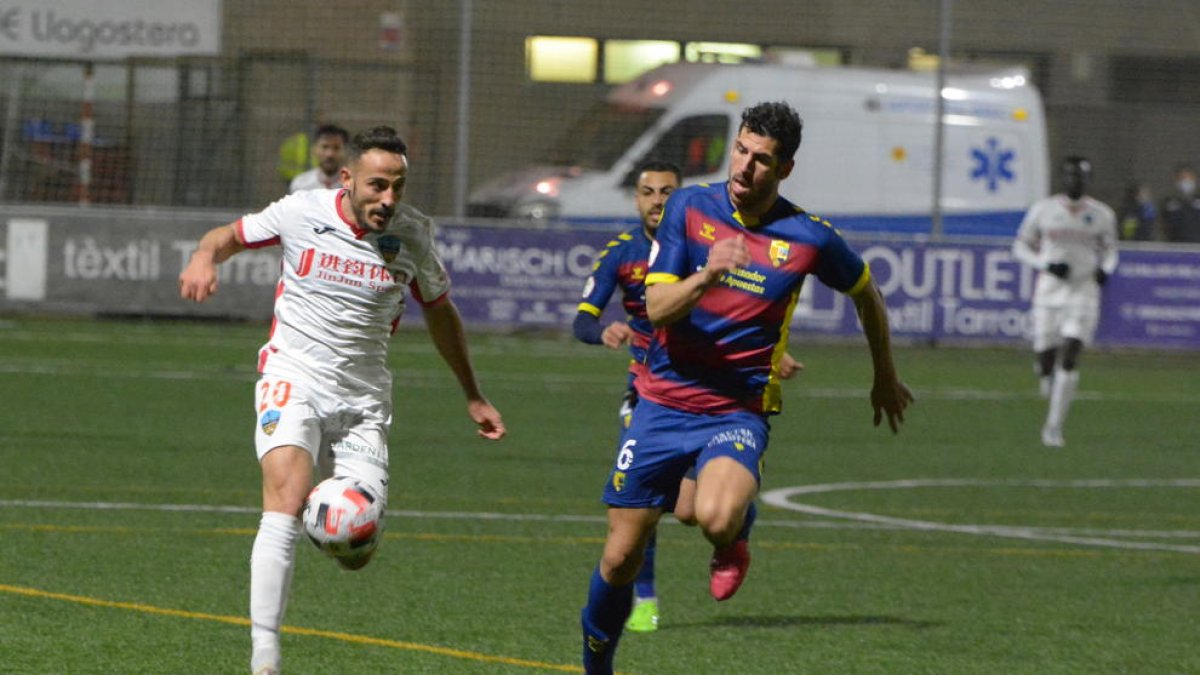 Álvaro, en una acción del partido de ayer ante el Llagostera.