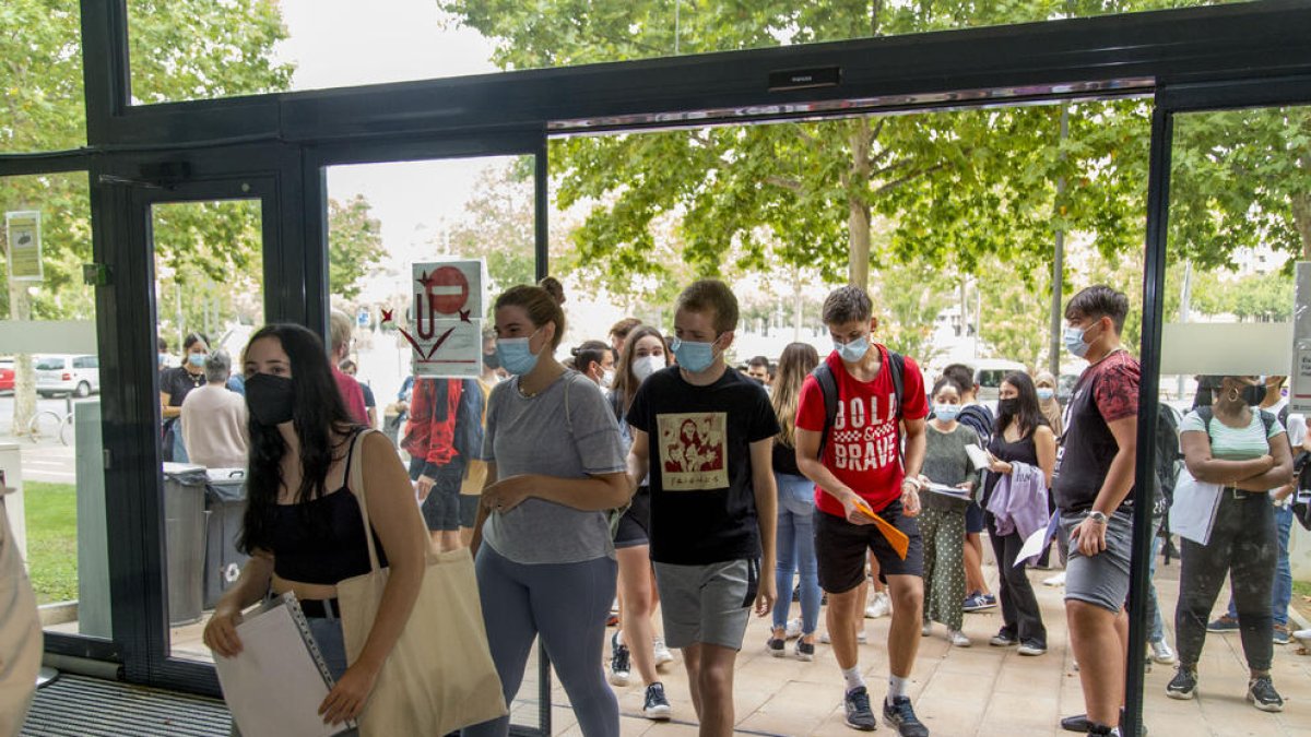 Alumnos entrando en el edificio polivalente del campus de Cappont para enfrentarse a la selectividad.