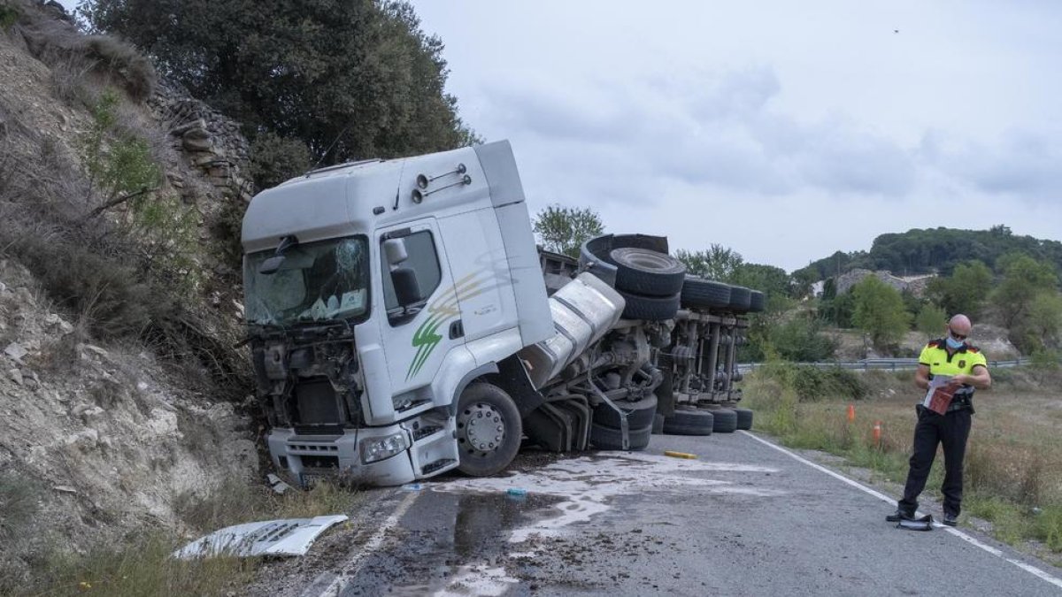 El accidente obligó a cortar más de 3 horas la carretera que une Sant Guim de Freixenet con Les Oluges. 