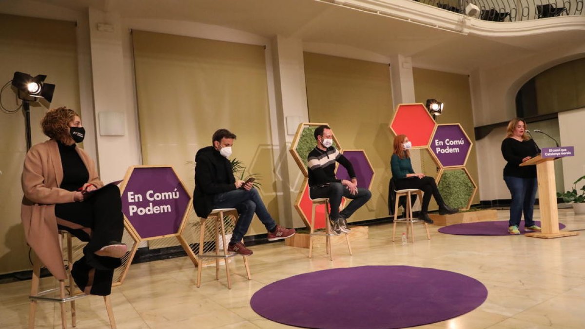 Albiach (segunda por la derecha) durante el acto de campaña de ayer en Lleida. 