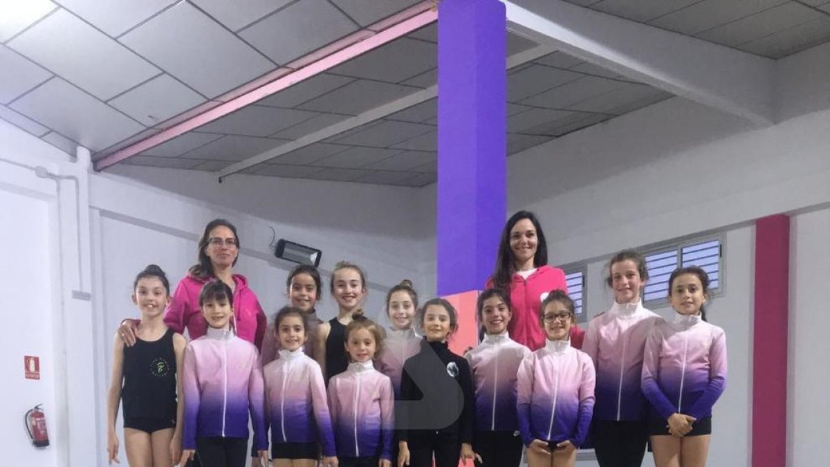 Carmen Acedo, a la izquierda, con un grupo de niñas y otra entrenadora del Club Rítmica Mataró.