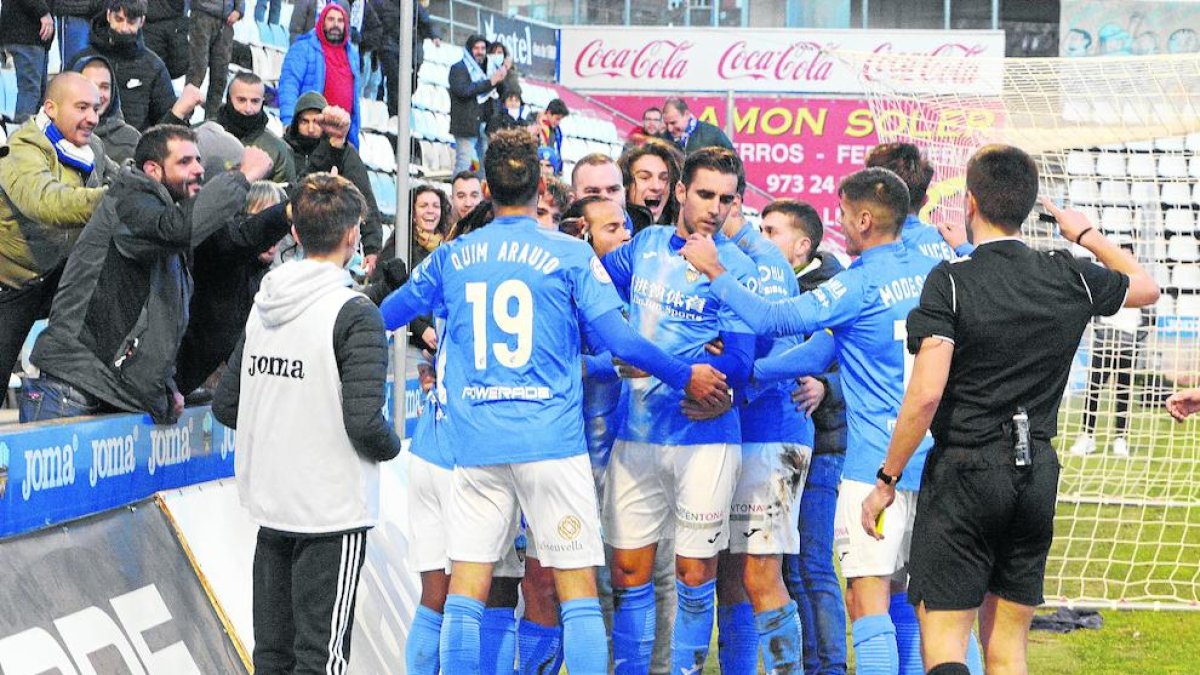 Jugadores del Lleida celebran con la afición uno de los goles del pasado domingo ante el Ejea.