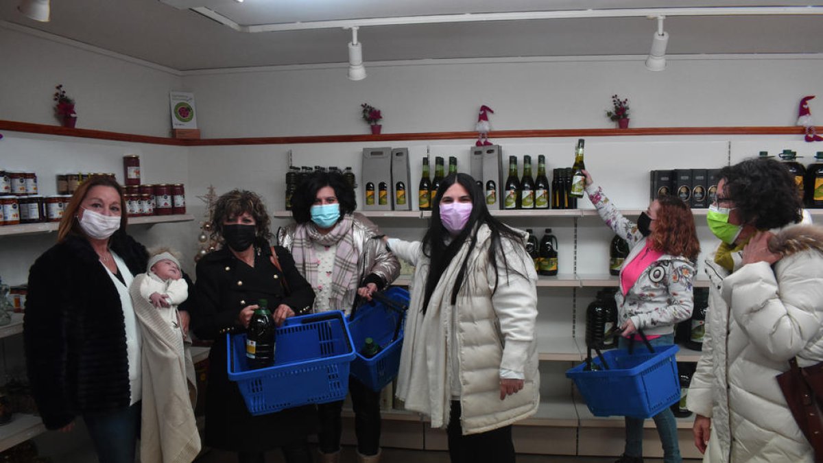 Un grup de dones comprant oli durant el matí d’ahir a la cooperativa de Cervià.