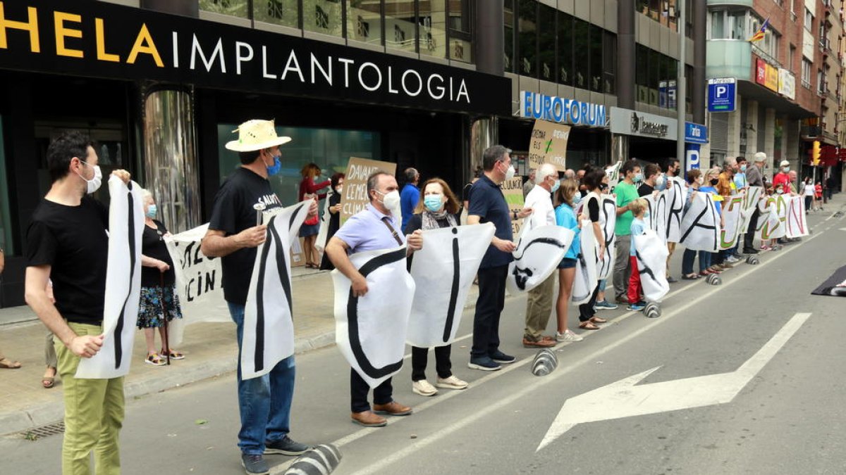 Una setentena de personas se concentran ante la delegación del Gobierno en Lleida contra el proyecto de Nova Tracjusa