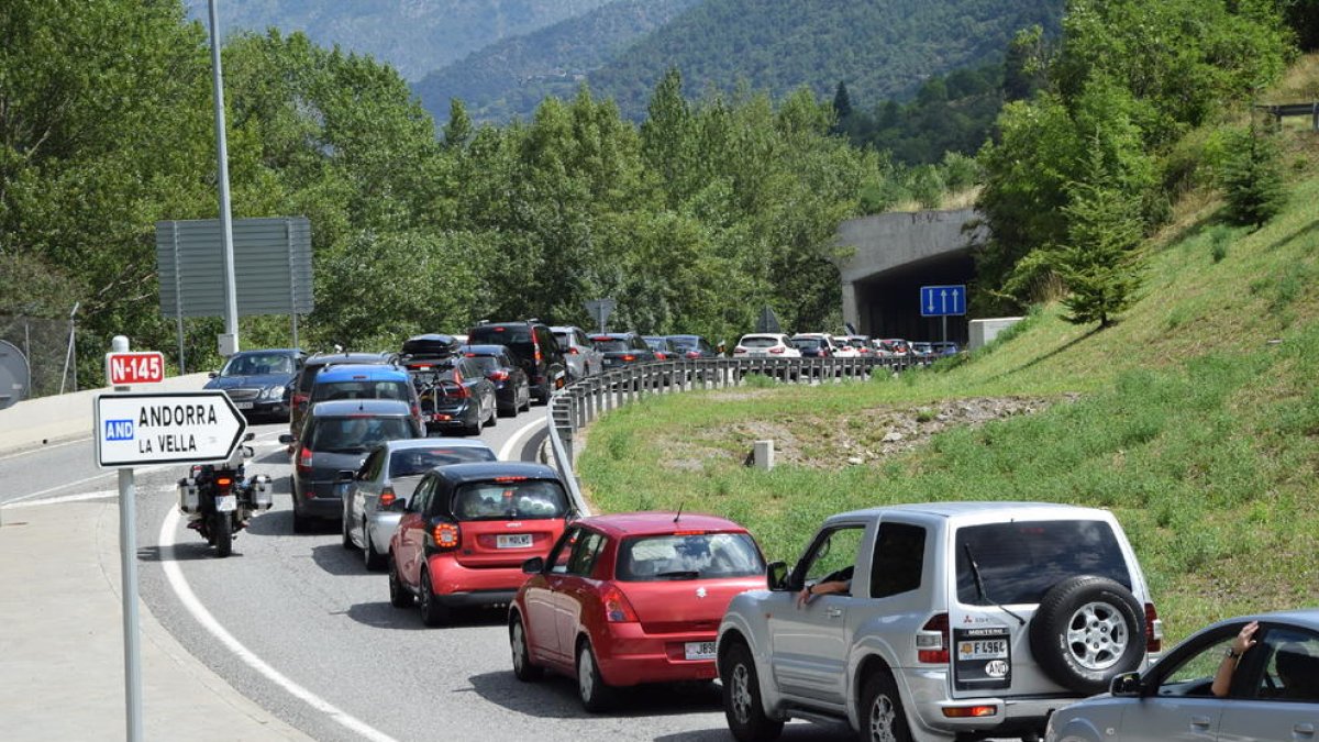 Retencions a l’N-145 per entrar a Andorra - La carretera N-145 que serveix d’accés al Principat d’Andorra va registrar ahir dos quilòmetres de cua en sentit nord, amb trànsit dens al llarg de tot el matí fins a recuperar la normalitat al  ...