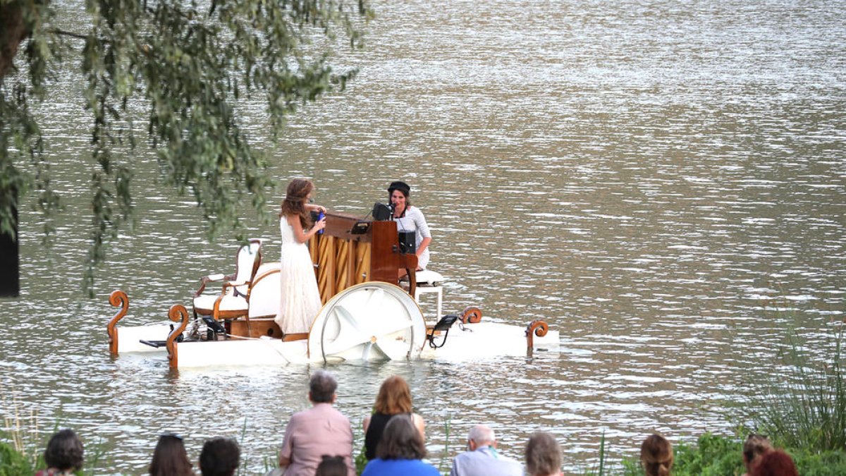 Un momento del espectáculo ‘Le Piano du Lac’ en las aguas del río Segre en Sant Llorenç de Montgai.