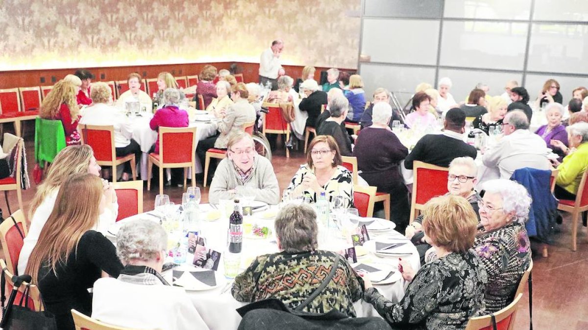 Imagen de archivo de una comida navideña de Amics de la Gent Gran en Lleida el pasado diciembre. 