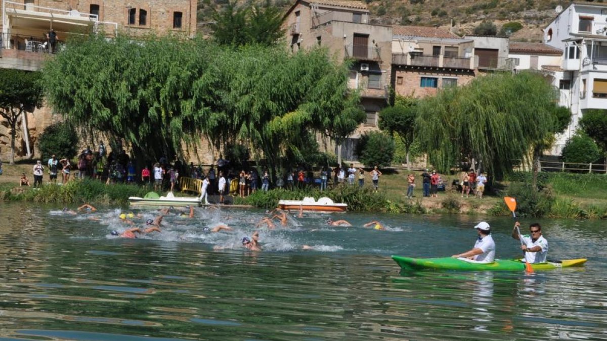 Los nadadores durante la travesía del embalse leridano.