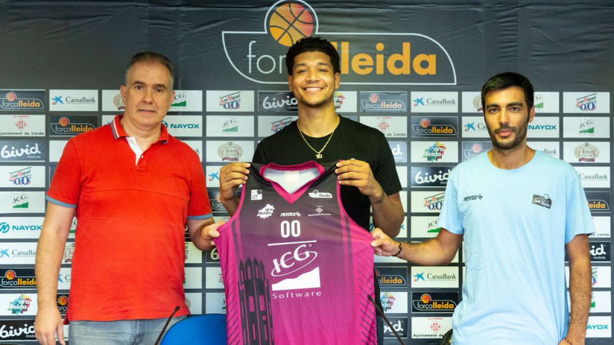 Mark Hughes, entre Joaquín Prado y Gerard Encuentra, durante su presentación en el Barris Nord.