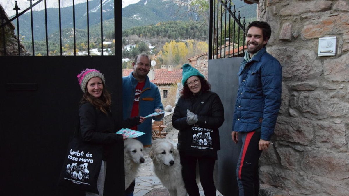 Cañizares (izquierda) y Taboada (derecha) repartiendo ayer trípticos por el pueblo. 