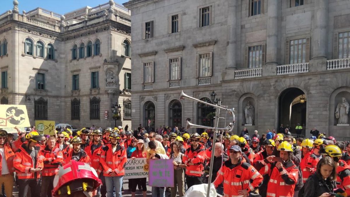 A la plaça Sant Jaume, davant de la Generalitat, van llegir un manifest amb les seues reivindicacions.