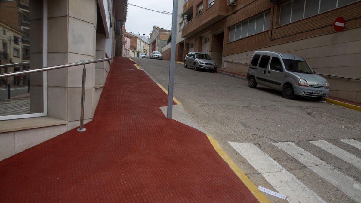 Suelo “antideslizante” para evitar caídas en una calle de Bellpuig