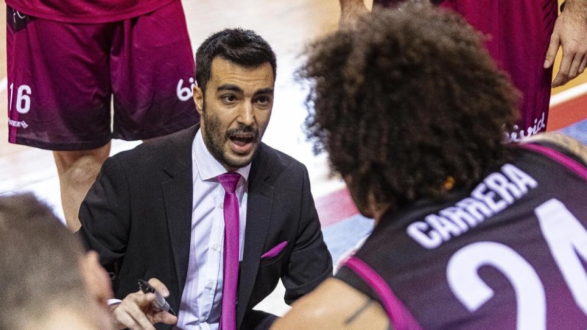 Gerard Encuentra da instrucciones a sus jugadores durante el partido del domingo frente al Coruña.