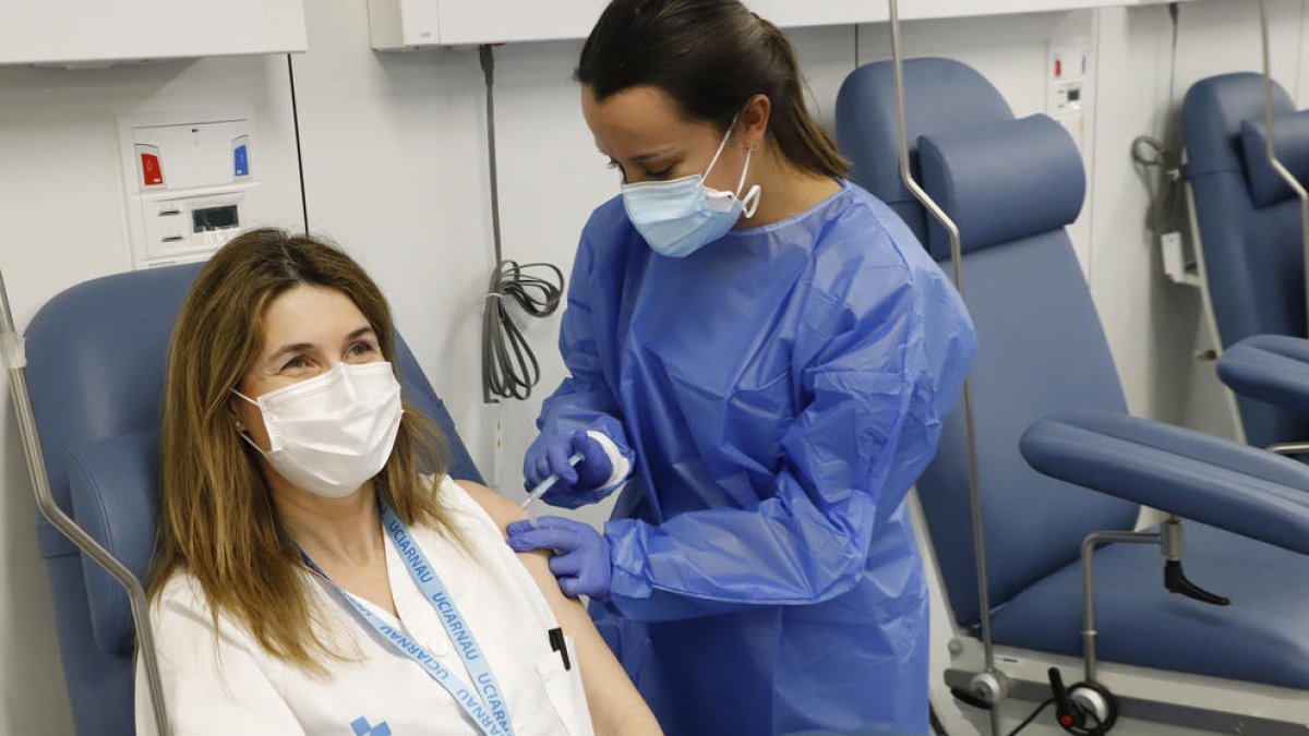 Imatge d’arxiu d’una professional sanitària al rebre la vacuna de Moderna.