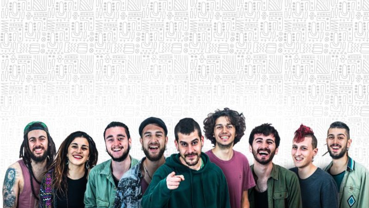 Imagen promocional de ‘Viaje al centro’, con los nueve integrantes de la banda.