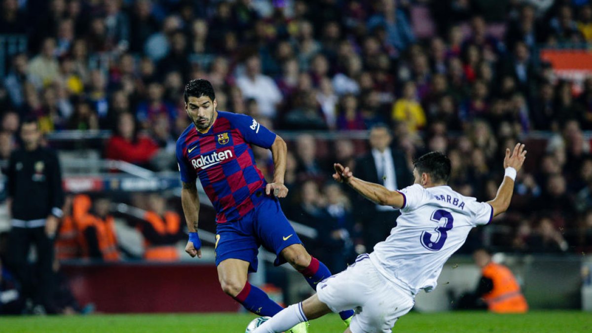 Luis Suárez, superando a Barba, también marcó su gol tras una sensaciones asistencia de Messi.