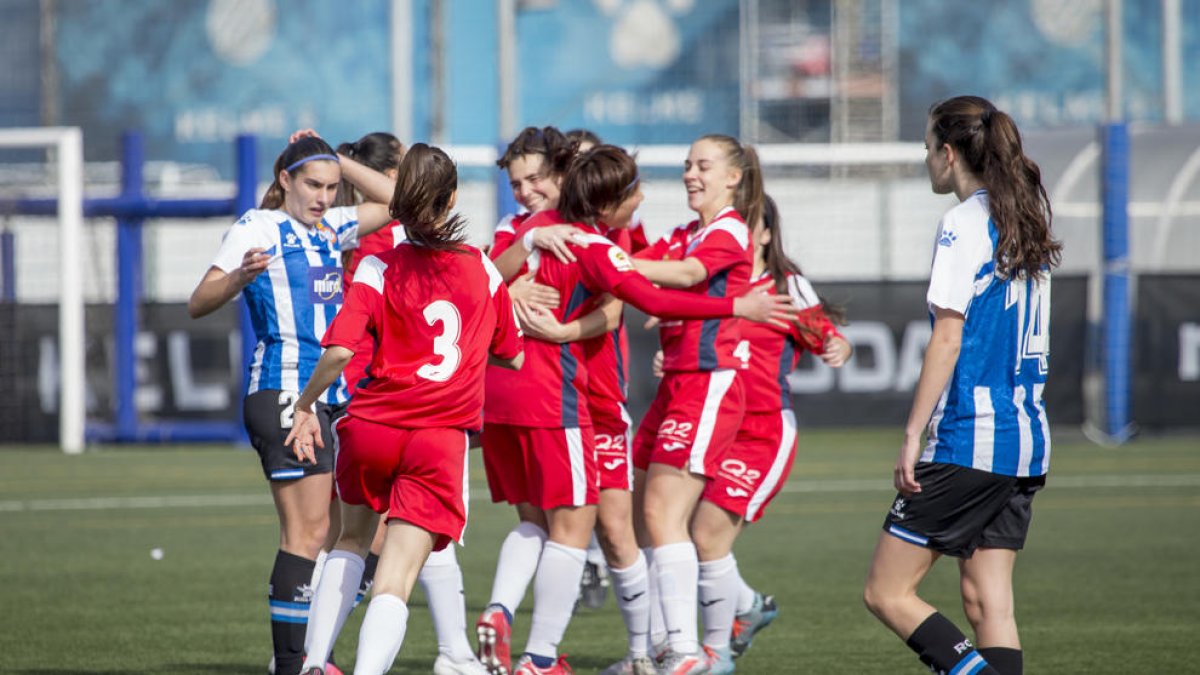 Les jugadores de l’AEM celebren un dels gols que van anotar ahir al camp de l’Espanyol B.