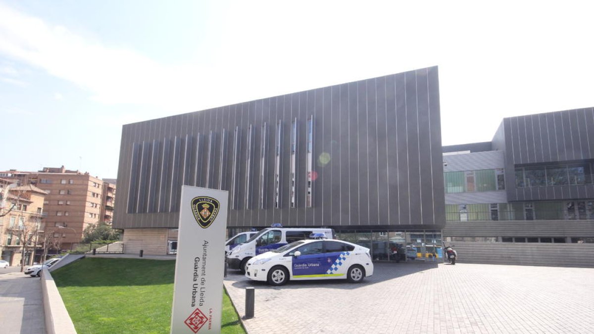 Imatge de la caserna de la Guàrdia Urbana de Lleida, al carrer Salmerón.