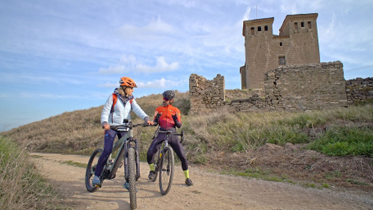 Judit Mascó i Santi Millán visitant els castells de la Segarra.