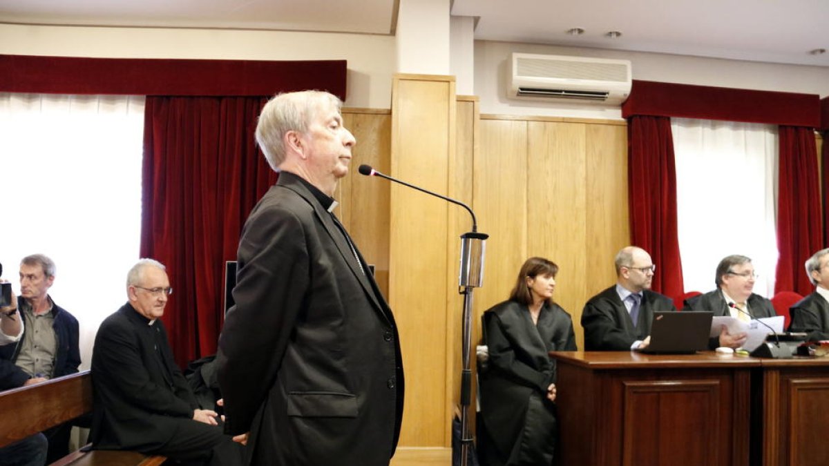 El obispo de Lleida, Salvador Giménez, en el juicio celebrado en Barbastro en mayo de 2019.