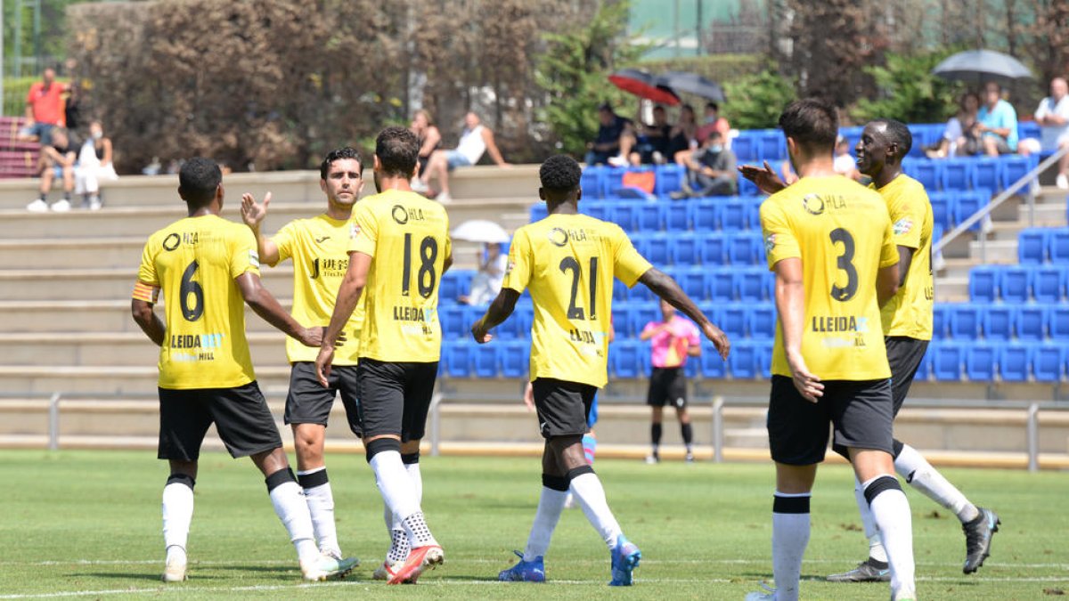 Els jugadors del Lleida celebrant un dels gols de l’equip durant la segona meitat.