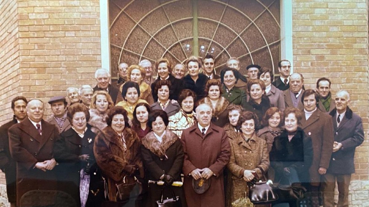 Bernaus, gorra en mano, en el centro de la imagen con el grupo de cantantes y músicos de Les Completes en la década de los años 70.