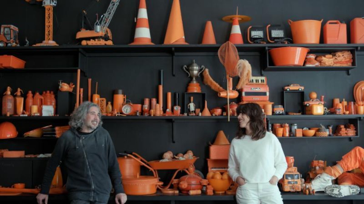 L’artista David Ymbernon mostra el seu món taronja a Flora Saura.