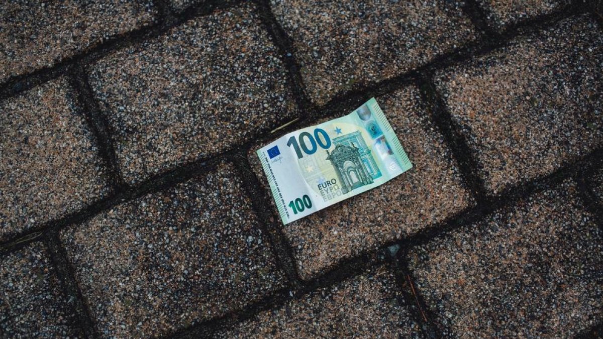 Quedar-se diners trobats al carrer és delicte
