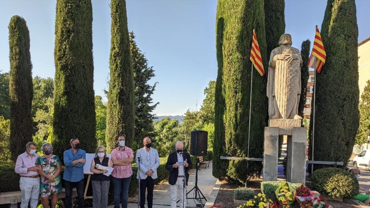 Ofrena floral al monument de Jaume d’Urgell de Balaguer.