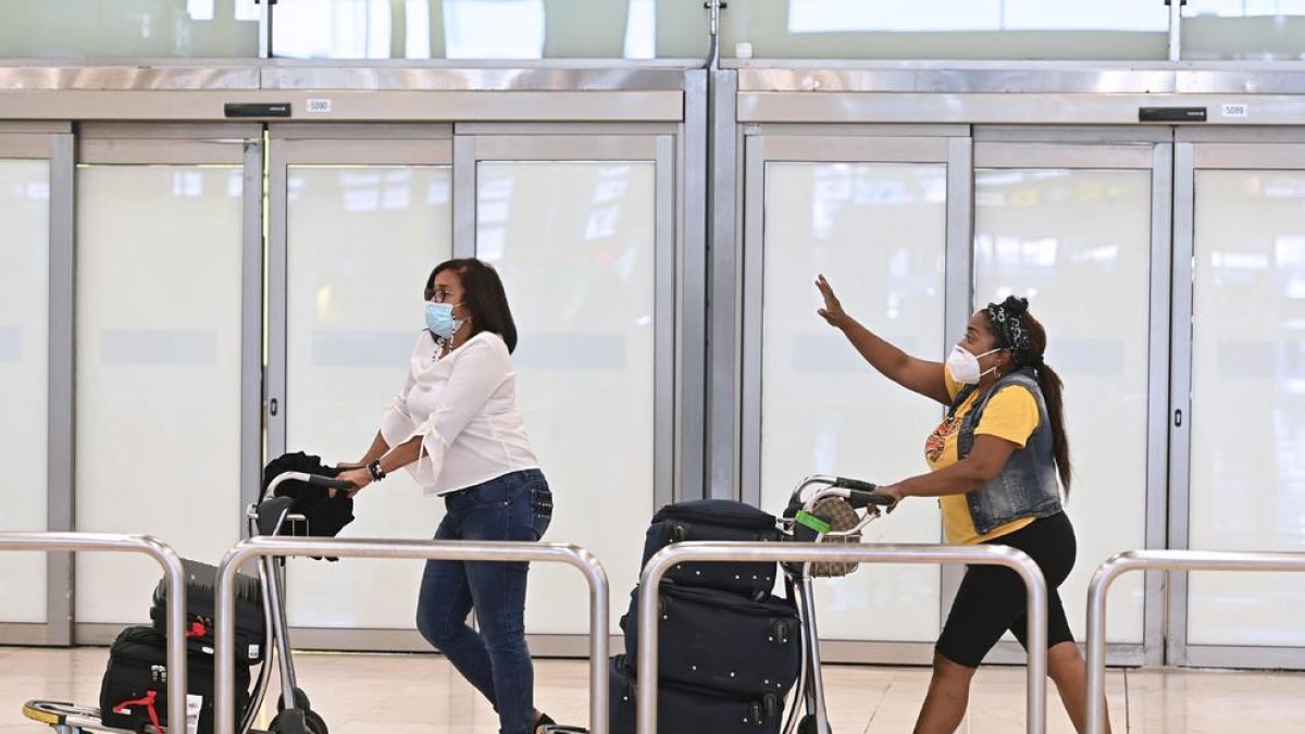 Varios turistas caminan por la terminal 4 del aeropuerto Adolfo Suárez Madrid Barajas, en una fotografía de archivo.