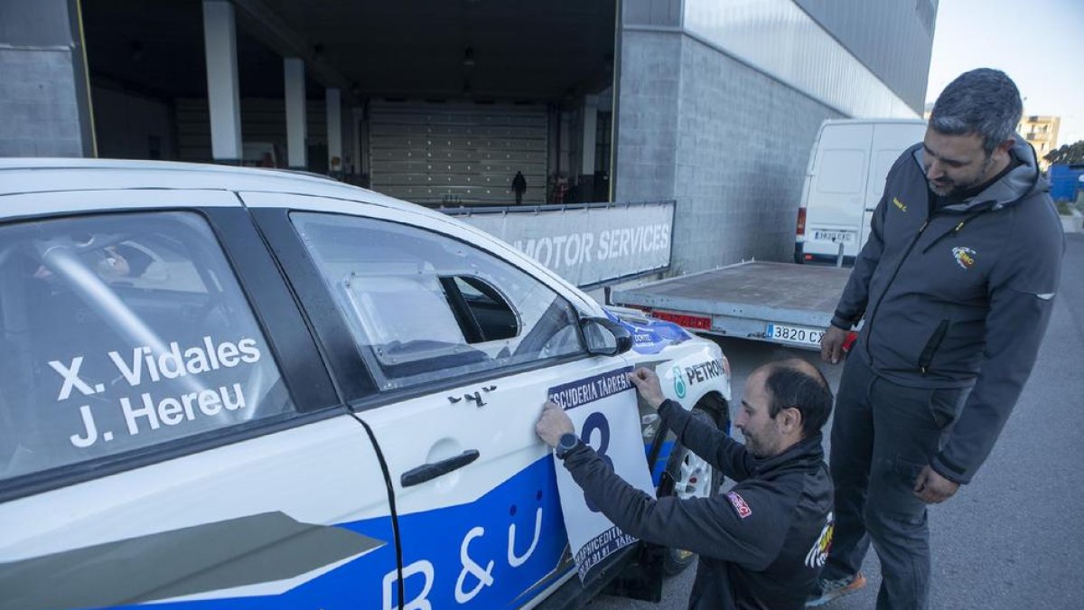 Un dels participants, al col·locar ahir el dorsal.