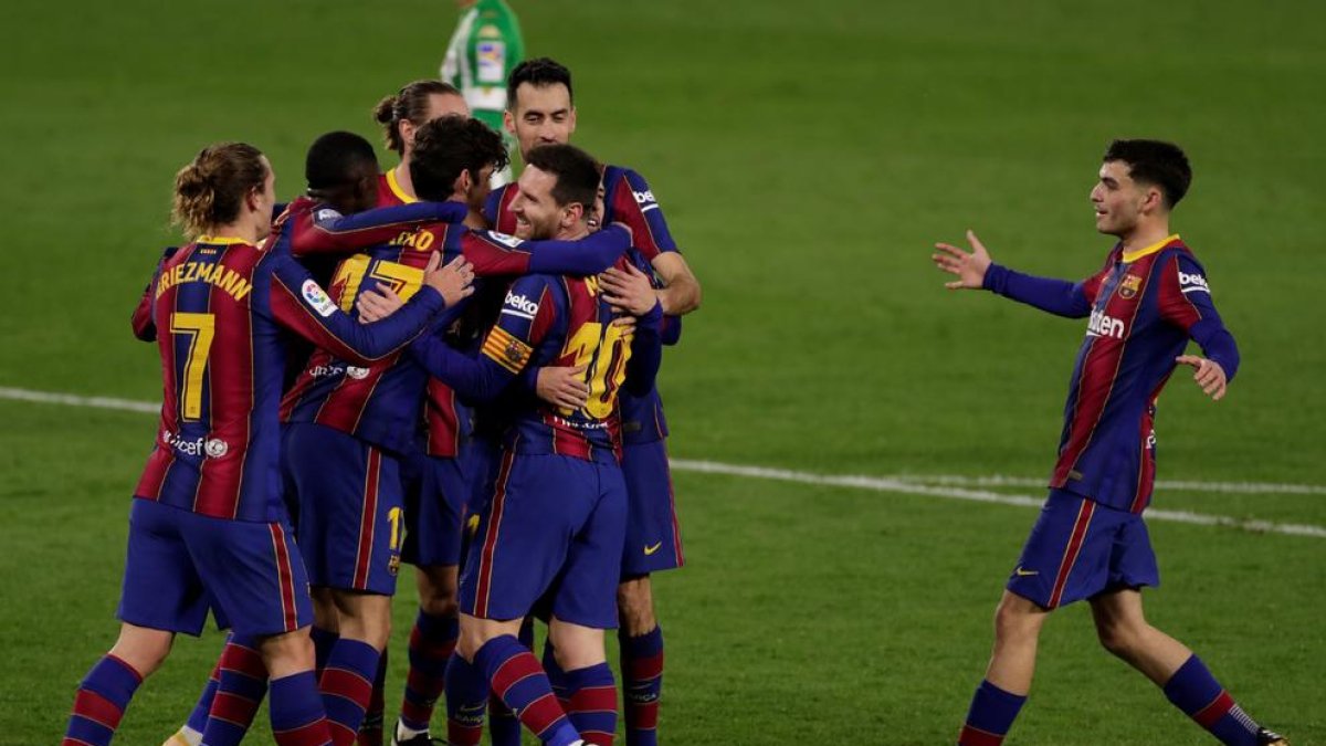 Els jugadors del Barça, amb Messi al centre, celebren un dels gols de la victòria d’ahir contra el Betis.
