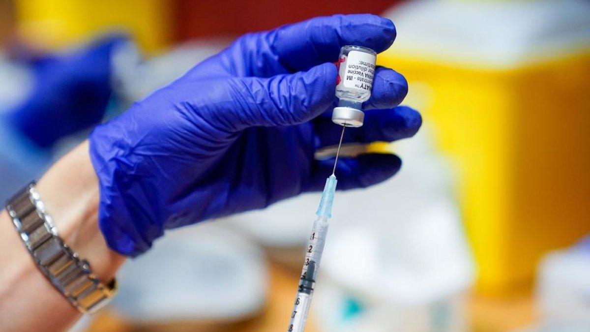 Un treballador sanitari prepara una dosi de la vacuna de Pfizer-BioNTech contra el Covid-19.