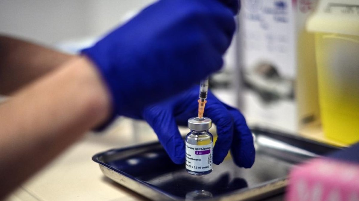 Espanya va rebre dissabte les primeres dosis de la vacuna d’AstraZeneca i Oxford.