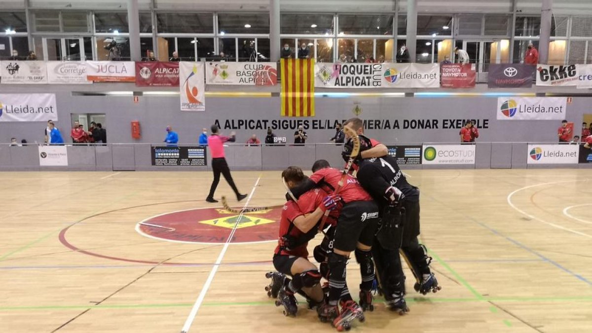 Los jugadores del Alpicat celebrando ayer uno de los goles.