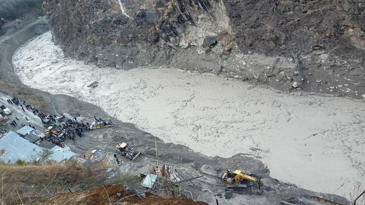 Equips de rescat treballaven ahir a la zona afectada per buscar els desapareguts.