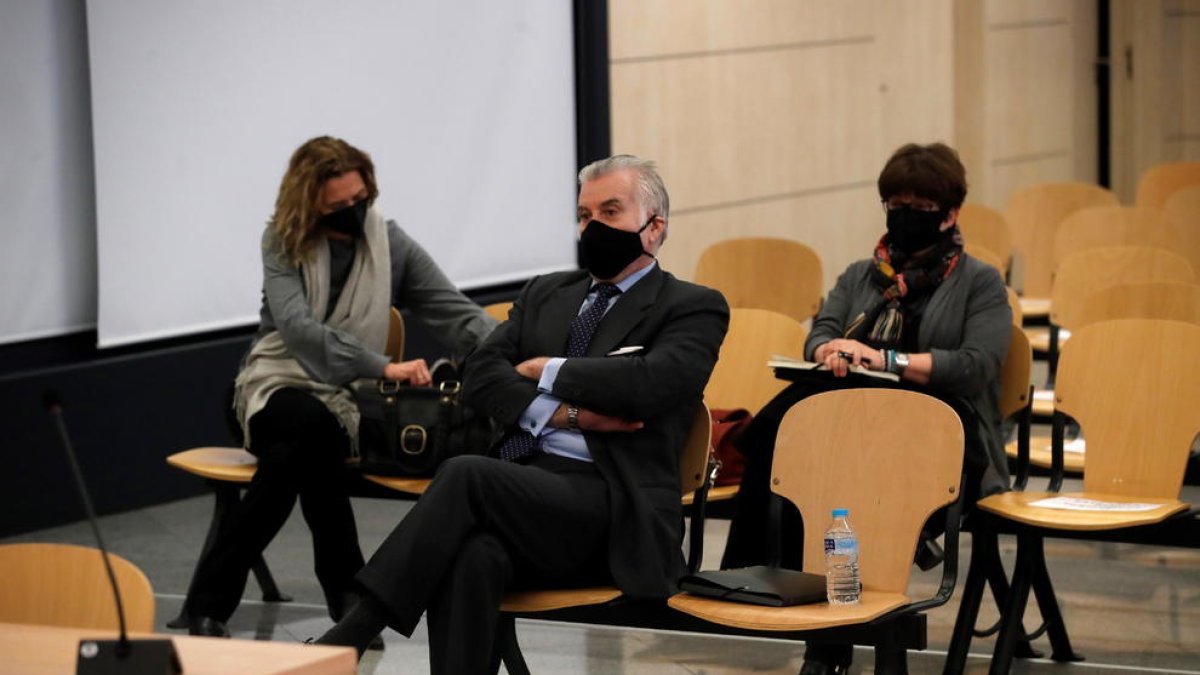 El extesorero del PP Luis Bárcenas sentado en el banquillo de los acusados en la primera sesión del juicio sobre la caja b del PP en la Audiencia Nacional.