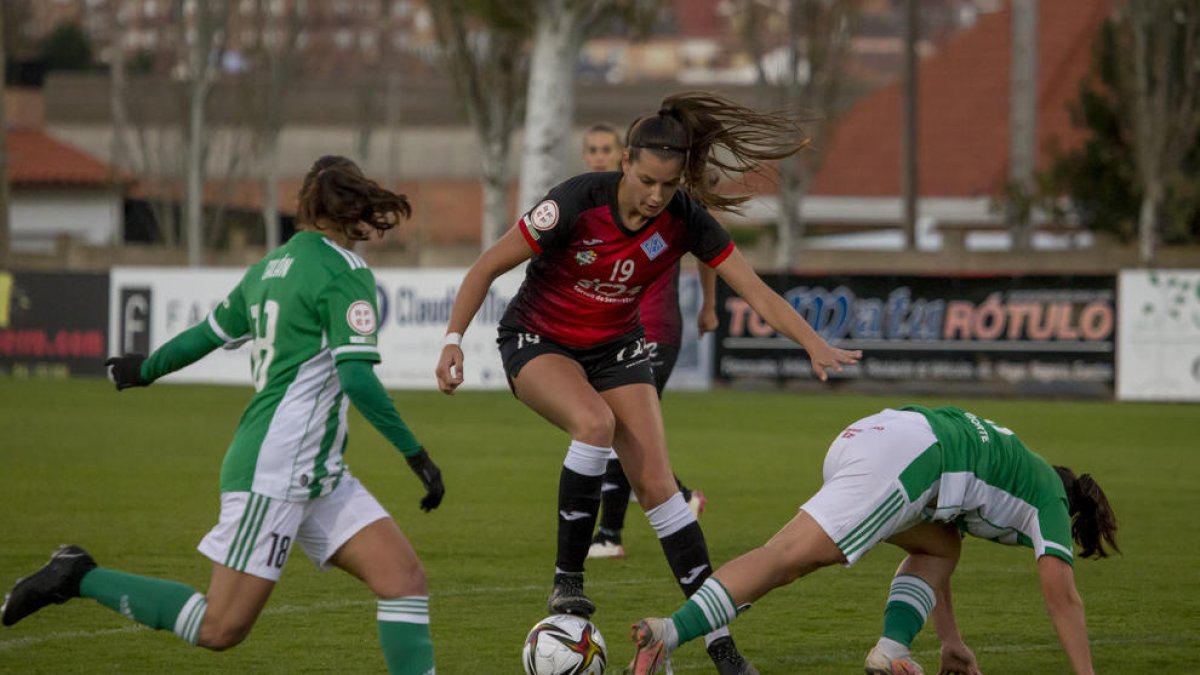 Alexandra Taberner celebra amb un gest el gol que significava el 0-1 juntament amb diverses companyes.