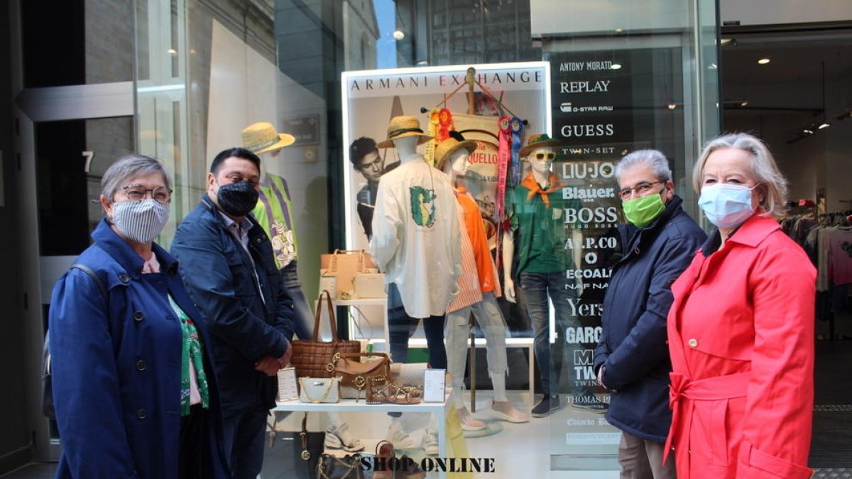 Los organizadores de ‘L’Aplec als aparadors’, ayer en la presentación en Goumar en la calle Sant Antoni. 