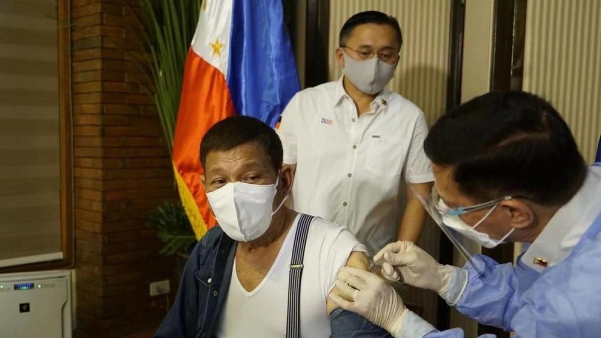 El presidente de Filipinas, Rodrigo Duterte, se vacuna con Sinopharm.