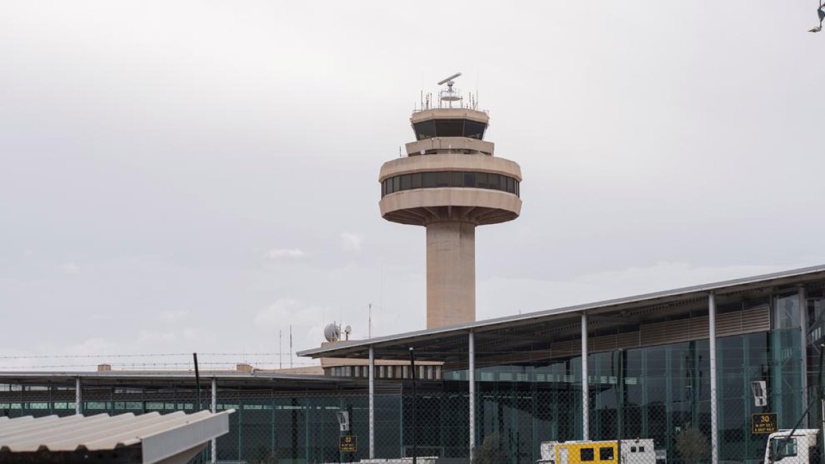 La torre de control i una pista de l’aeroport de Palma.