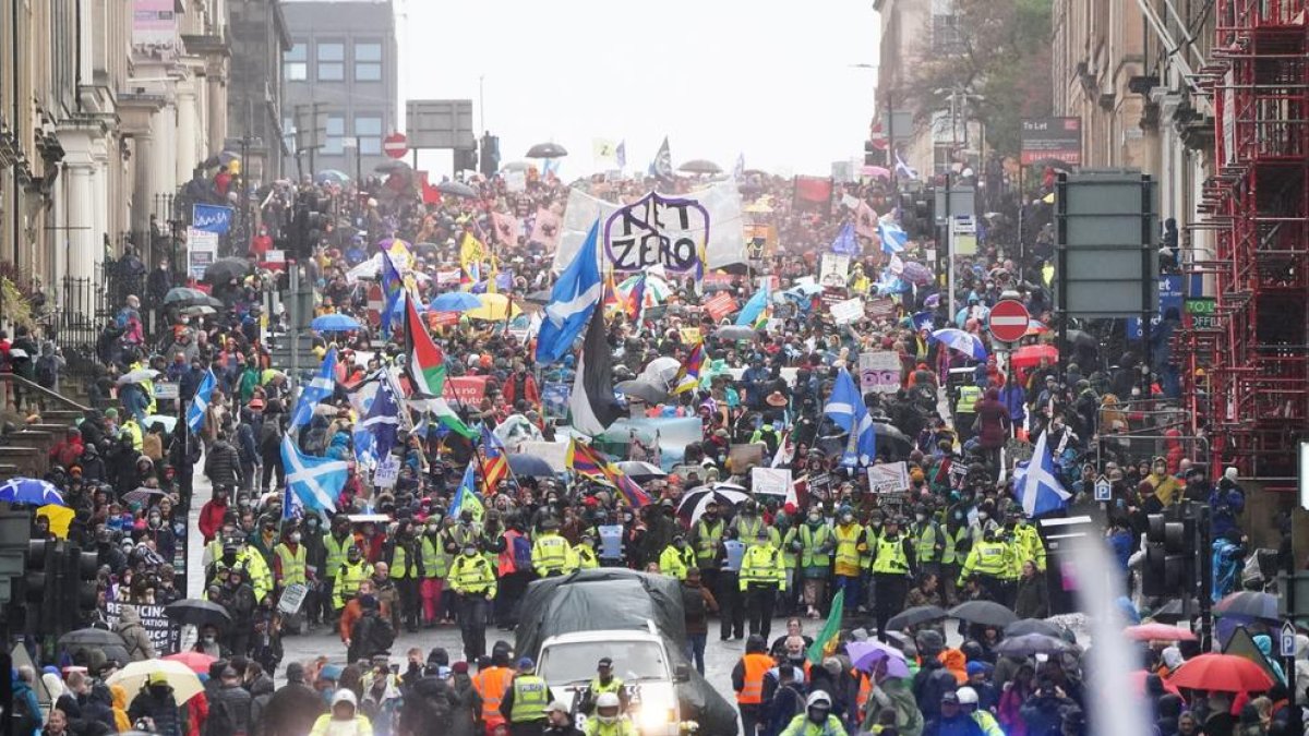 Miles de personas desafiaron en Glasgow a la lluvia y el viento para pedir más acción y menos palabras.