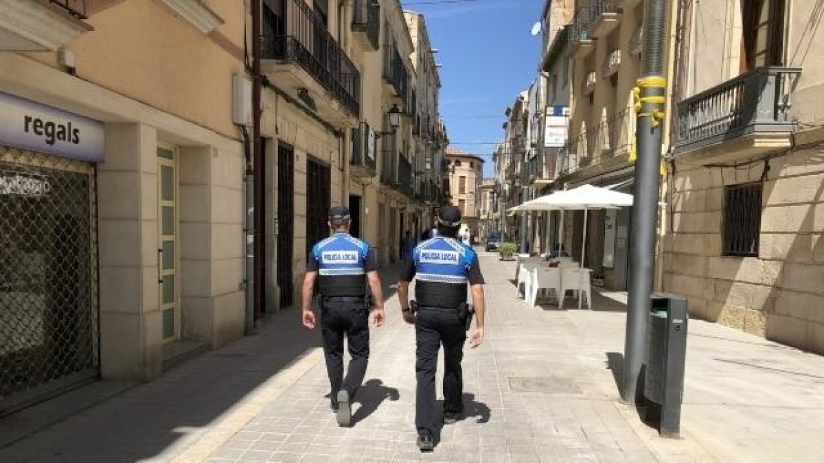 Imagen de archivo de dos agentes de la Policía Local de Les Borges Blanques durante una patrulla. 