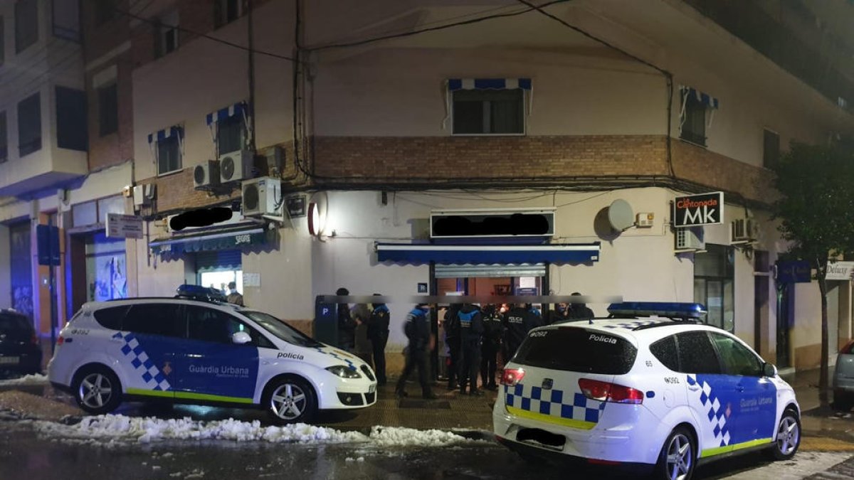 Actuació dissabte en un bar del carrer Canonge Brugulat.