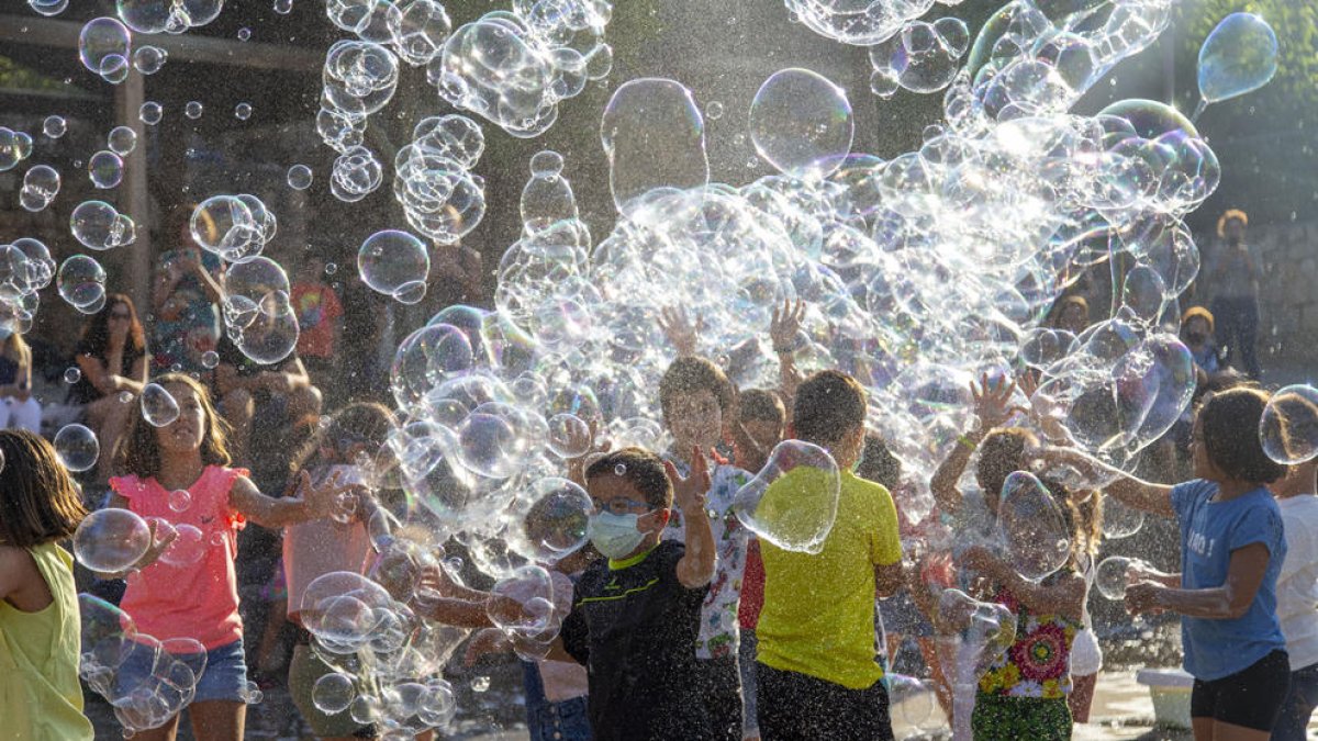 Les pompes gegants de sabó van fer ahir les delícies dels més petits als Torms.